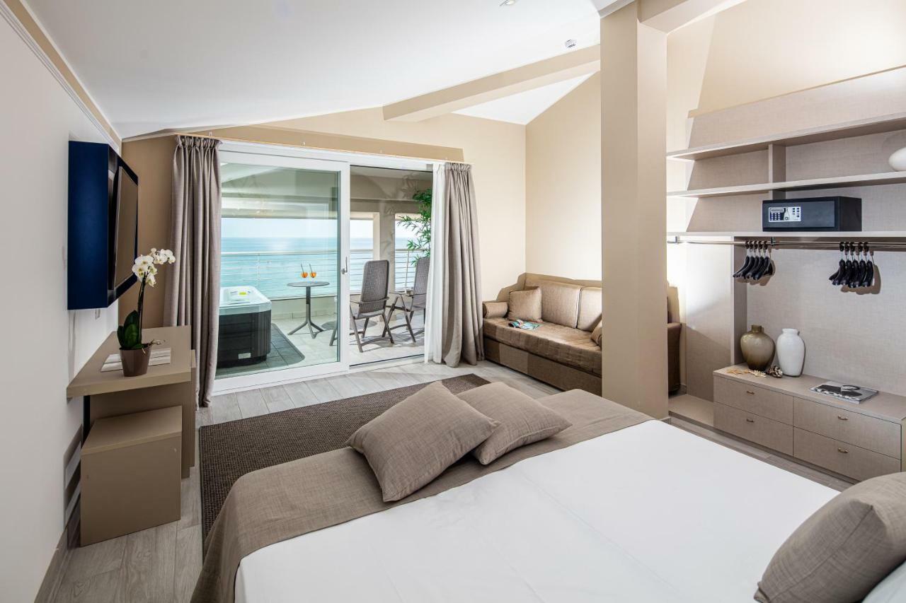 Panoramic Double Room Sofa BedWhirlpool Direct Sea View